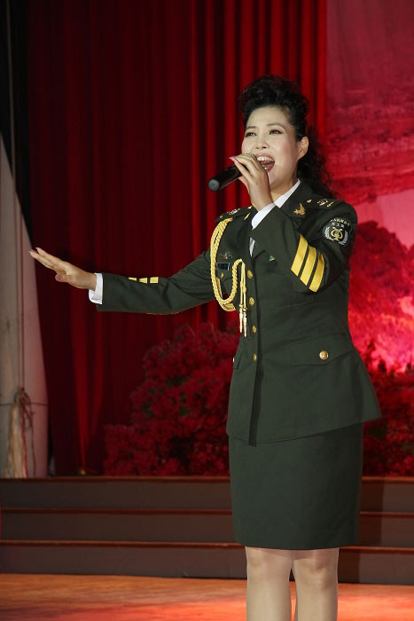 總政歌舞團歌唱家夢鴿(資料圖) 總政歌舞團歌唱家夢鴿(資料圖)