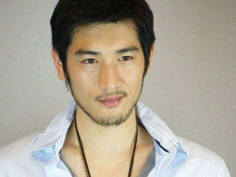 高以翔絡腮胡形象 高以翔絡腮胡形象