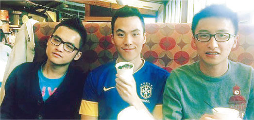 何猷啟在微博上載他在波士頓讀書的照片,與同學的生活很普通 何猷啟在微博上載他在波士頓讀書的照片,與同學的生活很普通