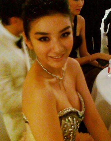 離婚后的黃奕穿著性感參加活動 離婚后的黃奕穿著性感參加活動