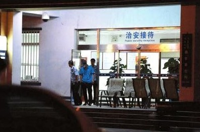 釋小龍走出派出所。 釋小龍走出派出所。