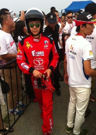 李晨撞車后看起來并無大礙,調整狀態繼續比賽。 李晨撞車后看起來并無大礙,調整狀態繼續比賽。