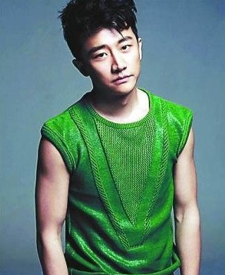 黃軒說起緋聞爆發(fā)的一剎那，語氣里還有點憤憤然。