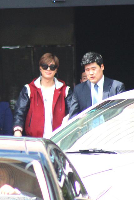 李敏鎬現身揮手不斷 墨鏡遮面臉圓走樣也可愛 李敏鎬現身揮手不斷 墨鏡遮面臉圓走樣也可愛