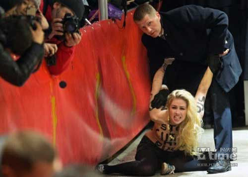 烏克蘭女權組織半裸鬧柏林電影節 烏克蘭女權組織半裸鬧柏林電影節