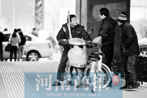 想讓農(nóng)民工安定下來,城市要給他們相應的福利待遇,還有家的感覺 想讓農(nóng)民工安定下來,城市要給他們相應的福利待遇,還有家的感覺