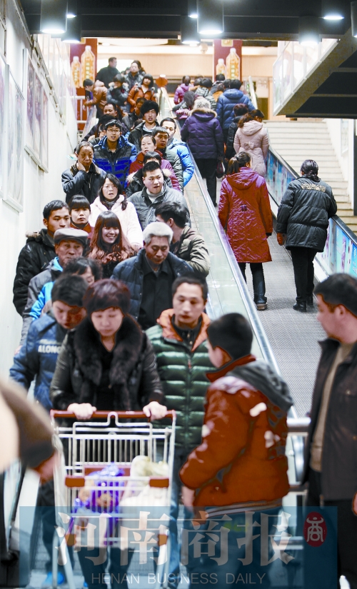 春節期間,鄭州各商超人流如織 春節期間,鄭州各商超人流如織
