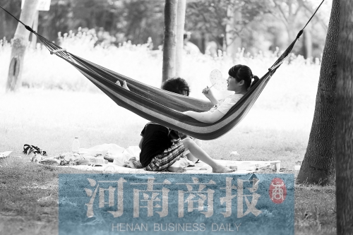 天又熱了起來(lái),外出游玩,記得防曬哦 記者 趙卓/攝 天又熱了起來(lái),外出游玩,記得防曬哦 記者 趙卓/攝