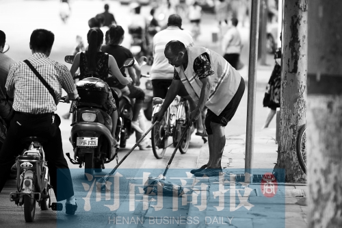 環衛工清掃大街 記者 王春勝/攝 環衛工清掃大街 記者 王春勝/攝