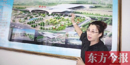 梁園區(qū)高鐵建設指揮部常務副指揮長、梁園區(qū)委副書記杜麗亞向記者介紹高鐵站效果圖 梁園區(qū)高鐵建設指揮部常務副指揮長、梁園區(qū)委副書記杜麗亞向記者介紹高鐵站效果圖