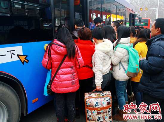 鄭州市金水路紫荊山公交樞紐站又現火爆場面。