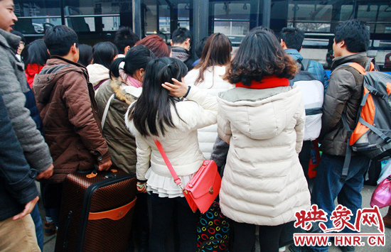 金水路紫荊山公交樞紐站牌處經常是人頭攢動。