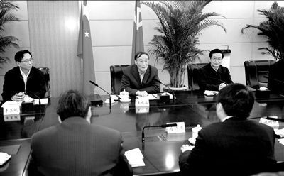 11月30日,中共中央政治局常委、中央紀委書記王岐山在北京主持召開座談會,聽取專家學者對黨風廉政建設和反腐敗工作的意見和建議。新華社發(fā) 11月30日,中共中央政治局常委、中央紀委書記王岐山在北京主持召開座談會,聽取專家學者對黨風廉政建設和反腐敗工作的意見和建議。新華社發(fā)