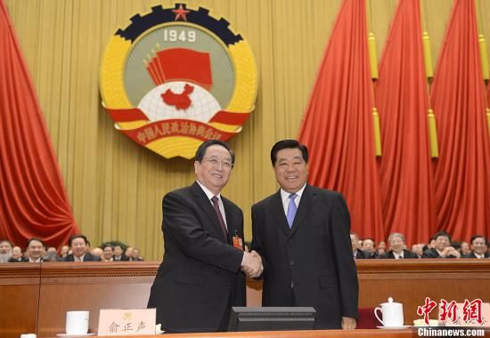3月11日下午，全國(guó)政協(xié)十二屆一次會(huì)議在北京人民大會(huì)堂舉行第四次全體會(huì)議，俞正聲當(dāng)選政協(xié)第十二屆全國(guó)委員會(huì)主席。圖為政協(xié)第十一屆全國(guó)委員會(huì)主席賈慶林和俞正聲握手，表示祝賀。中新社發(fā) 廖攀 攝