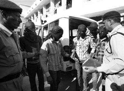 3月18日，印度中央邦，涉嫌輪奸瑞士女游客的男子被押往法庭。據悉，6名男子均面臨搶劫指控，其中4人面臨強奸指控。