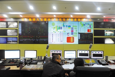 前日，八寶煤業公司，大家監控井內狀況。新華社 張楠 攝