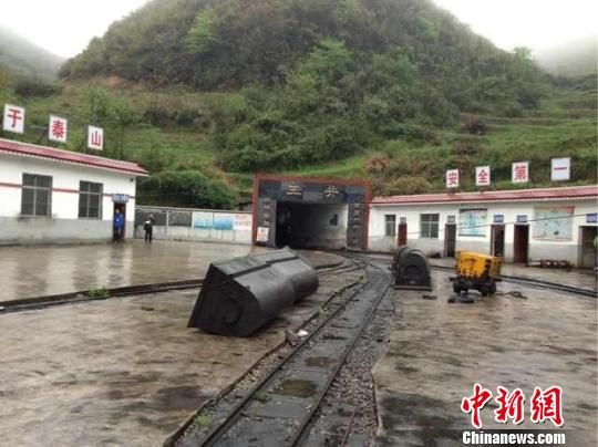 事故發生于5日晚22時許，事發時共有41人在井下作業，其中有32人安全升井，9人被困井下。