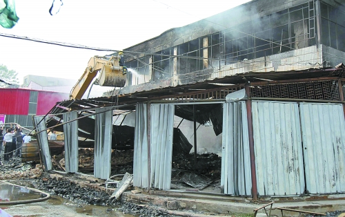 大火燒了近4個小時,中牟縣貿易區被燒得面目全非。 大火燒了近4個小時,中牟縣貿易區被燒得面目全非。