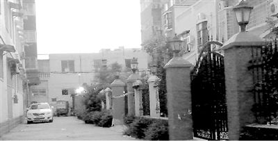 拉警戒線的地方就是高家居住的15號(hào)樓。高天峰居住在榮華小區(qū)一棟復(fù)式二層樓,三戶人家各有獨(dú)院。榮華小區(qū)一名業(yè)主供圖 拉警戒線的地方就是高家居住的15號(hào)樓。高天峰居住在榮華小區(qū)一棟復(fù)式二層樓,三戶人家各有獨(dú)院。榮華小區(qū)一名業(yè)主供圖