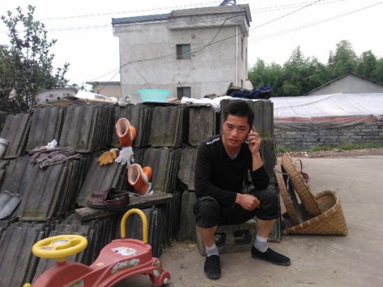 張輝忙于電話找工作,表示將自食其力。 張輝忙于電話找工作,表示將自食其力。