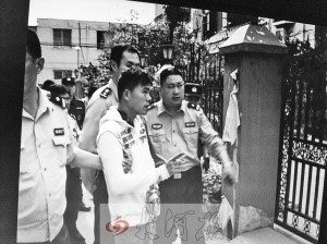 吳強指認現場(翻拍),他是高胖雇用的殺手之一。 吳強指認現場(翻拍),他是高胖雇用的殺手之一。