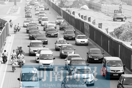 因施工封路,中州大道上的車輛行駛緩慢 王春勝/攝 因施工封路,中州大道上的車輛行駛緩慢 王春勝/攝