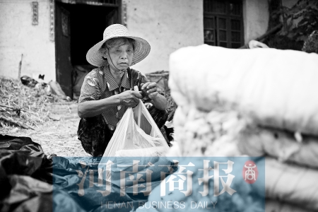 家里還放著給兒子結婚準備的被褥 家里還放著給兒子結婚準備的被褥