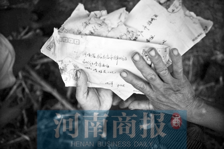 兒子寫來的每一封信,母親都小心翼翼地保管著 兒子寫來的每一封信,母親都小心翼翼地保管著