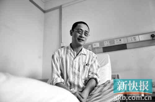 在病床上,趙海濱看起來比原先照片里消瘦了很多,雖然戴著一副近視眼鏡,卻掩飾不住鏡框后面發黑的眼圈。新快報記者孫毅/攝 在病床上,趙海濱看起來比原先照片里消瘦了很多,雖然戴著一副近視眼鏡,卻掩飾不住鏡框后面發黑的眼圈。新快報記者孫毅/攝