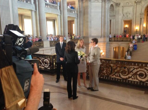 同性伴侶斯蒂爾和克里斯汀在舊金山市政廳舉行婚禮，這是自2008年加州8號提案通過以來，加州的首場同性婚禮。