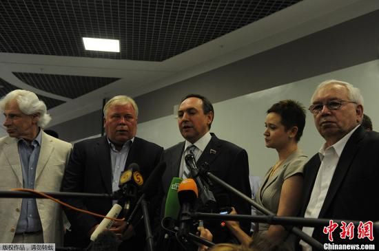 據外媒報道，美國“棱鏡”監控計劃泄密者愛德華·斯諾登于莫斯科時間7月12日在莫斯科謝列梅捷沃機場與多家人權機構代表人士舉行會談。圖為參加會談的人權代表接受媒體采訪。