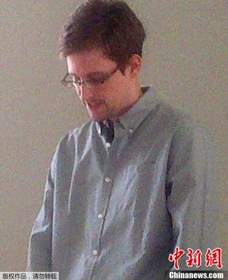 據外媒報道，美國“棱鏡”監控計劃泄密者愛德華·斯諾登于莫斯科時間7月12日在莫斯科謝列梅捷沃機場與多