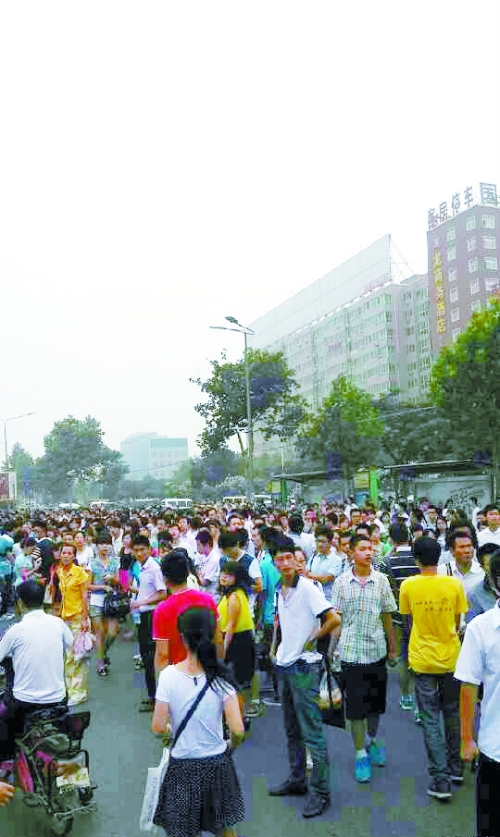 早高峰等公交,場(chǎng)面蔚為壯觀(網(wǎng)友供圖)。 早高峰等公交,場(chǎng)面蔚為壯觀(網(wǎng)友供圖)。