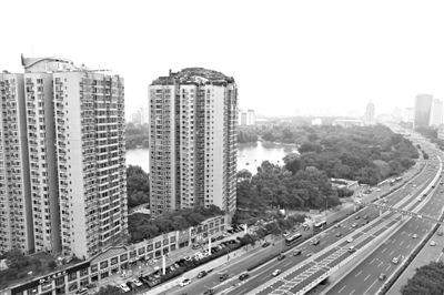 昨日,人濟(jì)山莊小區(qū),與其他樓相比,B棟樓頂層天臺上違規(guī)建造了一棟兩層小樓,假山大樹俱全。新京報記者 昨日,人濟(jì)山莊小區(qū),與其他樓相比,B棟樓頂層天臺上違規(guī)建造了一棟兩層小樓,假山大樹俱全。新京報記者