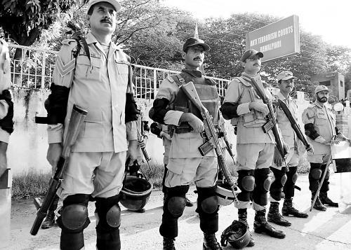 穆沙拉夫否認謀殺前總理指控目前仍被軟禁 穆沙拉夫否認謀殺前總理指控目前仍被軟禁