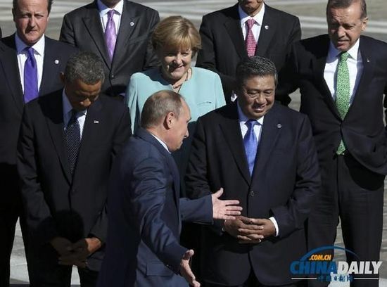 奧巴馬低頭不看普京，普京也閉眼做鬼臉并攤手表無奈。