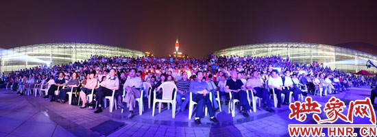 現場觀眾人山人海 現場觀眾人山人海