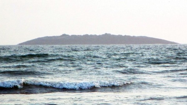 圖為在巴基斯坦靠近阿拉伯海的瓜達爾地區(Gwadar)近海600米處冒出一個小島。 圖為在巴基斯坦靠近阿拉伯海的瓜達爾地區(Gwadar)近海600米處冒出一個小島。