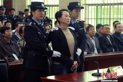 9月24日上午8時30分，陜西“房姐”龔愛愛涉嫌偽造、買賣國家機關證件一案，在陜西靖邊縣人民法院公開