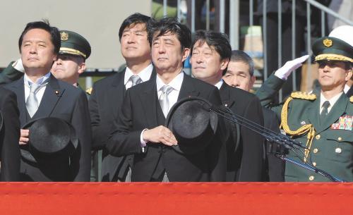 　27日上午，日本首相安倍晉三在琦玉縣的自衛(wèi)隊(duì)朝霞訓(xùn)練場出席陸上自衛(wèi)隊(duì)年度閱兵式