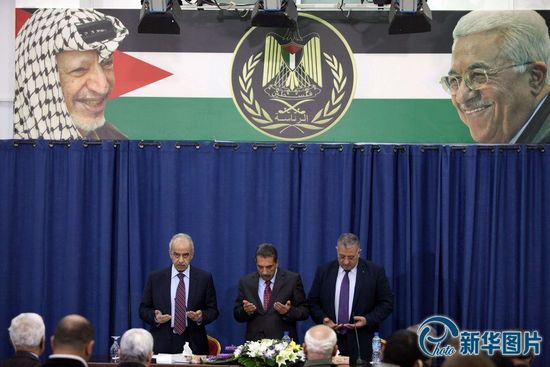 巴官方調查人員舉行新聞發布會證實,前領導人阿拉法特為“非自然死亡”并表示以色列是“唯一嫌疑人”。 巴官方調查人員舉行新聞發布會證實,前領導人阿拉法特為“非自然死亡”并表示以色列是“唯一嫌疑人”。