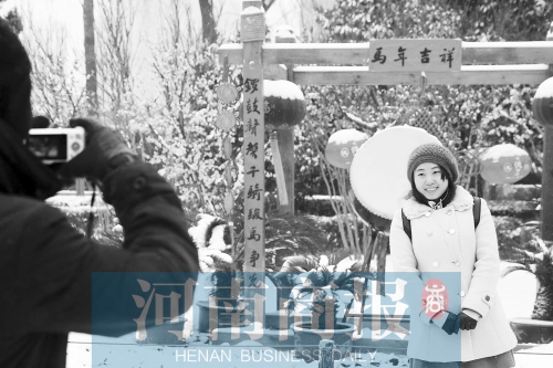 紫荊山公園里布置喜慶,引來不少游客合影留念。記者 楊東華/攝 紫荊山公園里布置喜慶,引來不少游客合影留念。記者 楊東華/攝