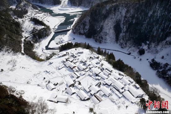 當地時間2014年2月17日,據日本媒體報道,日本關東甲信及日本東北等地區遭遇大雪。 當地時間2014年2月17日,據日本媒體報道,日本關東甲信及日本東北等地區遭遇大雪。