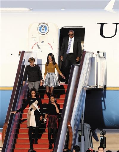 昨日下午5時30分,美國第一夫人米歇爾走出專機艙門,抵京開始訪華。與其一同來訪的家庭成員還有她的母親 昨日下午5時30分,美國第一夫人米歇爾走出專機艙門,抵京開始訪華。與其一同來訪的家庭成員還有她的母親