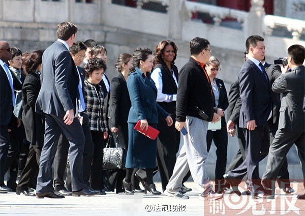 3月21日上午,美國總統(tǒng)夫人米歇爾參觀故宮,彭麗媛陪同。彭麗媛一身湖藍(lán)色裙裝,米歇爾黑白色職業(yè)裝 3月21日上午,美國總統(tǒng)夫人米歇爾參觀故宮,彭麗媛陪同。彭麗媛一身湖藍(lán)色裙裝,米歇爾黑白色職業(yè)裝