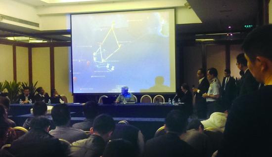 軍方人士正在講解當(dāng)天凌晨2點(diǎn)22分時(shí)的雷達(dá)截圖 攝/法制晚報(bào)記者郭謙 軍方人士正在講解當(dāng)天凌晨2點(diǎn)22分時(shí)的雷達(dá)截圖 攝/法制晚報(bào)記者郭謙