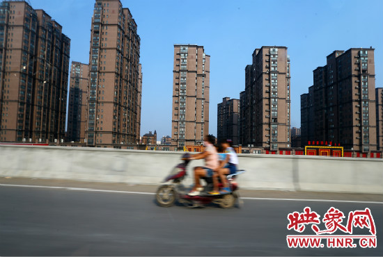 三環快速路開通后,仍有一些電動車違規上橋。 三環快速路開通后,仍有一些電動車違規上橋。