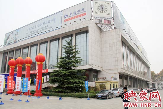 11月28日，記者從鄭州市政府獲悉，河南省人民會堂決定拆除違法存在10多年的巨型樓頂廣告。