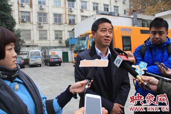 鄭州城市管理局行政執法監察支隊二大隊副大隊長杜陸水就“河南省人民會堂違法戶外廣告”一事，接受媒體采訪