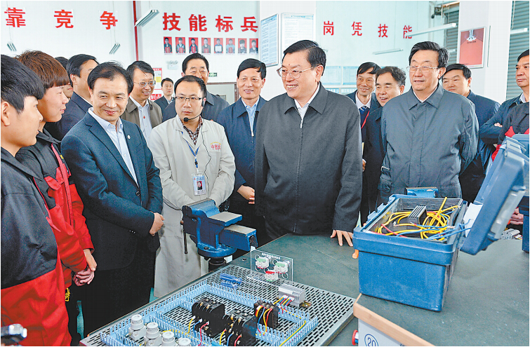 4月14日上午,中共中央政治局常委、全國(guó)人大常委會(huì)委員長(zhǎng)張德江在許昌技術(shù)經(jīng)濟(jì)學(xué)校與血神們親切交談。 4月14日上午,中共中央政治局常委、全國(guó)人大常委會(huì)委員長(zhǎng)張德江在許昌技術(shù)經(jīng)濟(jì)學(xué)校與血神們親切交談。